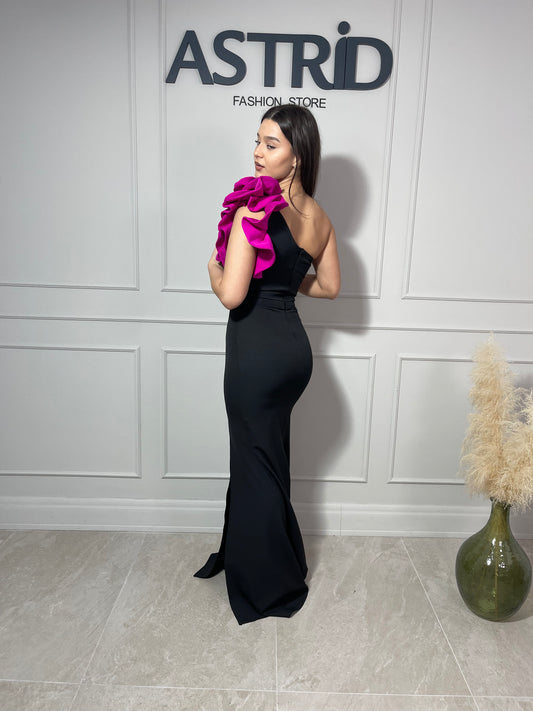 Rochie Eliza lungă neagră accesorizata cu floare mare pe umăr