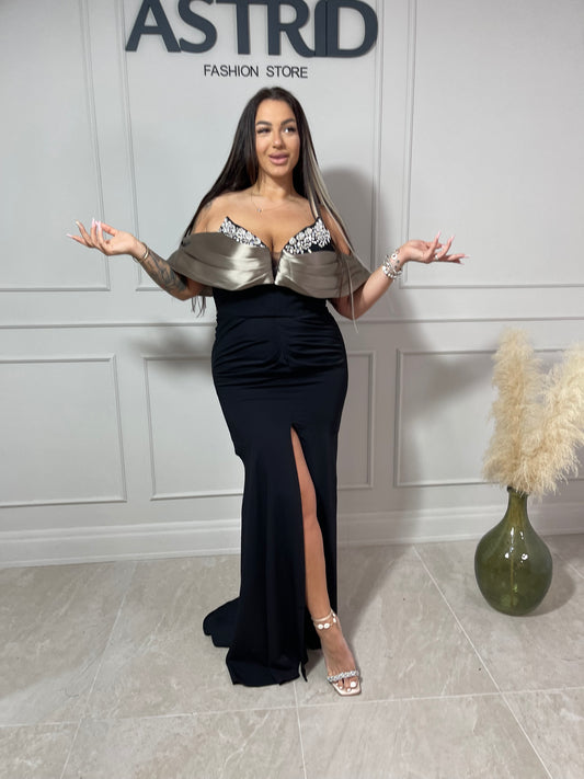 Rochie Elegance lungă aplicații pietre la bust mâneci căzute și crăpătură pe picior