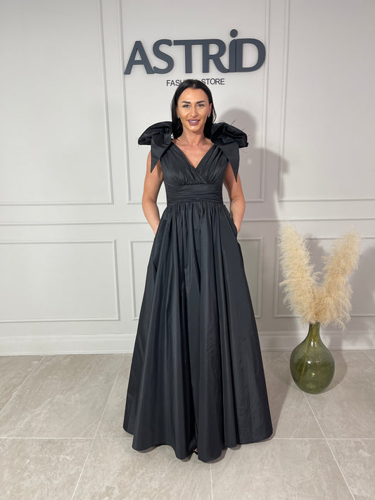 Rochie Olivia lungă din tafta cu buzunare și flori pe umăr