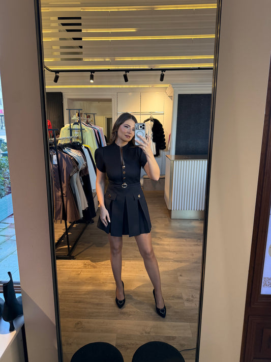 Rochie Glace scurtă în cloș cu nasturi aurii și curea în talie