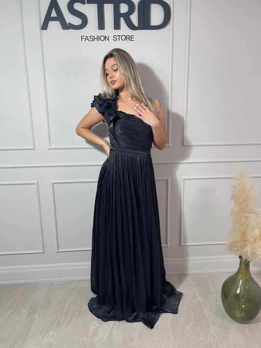 Rochie Ella lungă din voal plisată pe un umăr accesorizata cu flori