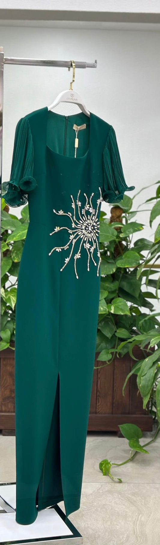 Rochie Rebeca midi pe corp mânecă din voal și aplicații pietre la talie