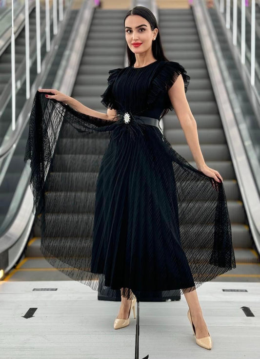 Rochie More midi plisată din tiul curea în talie și volanase la umeri