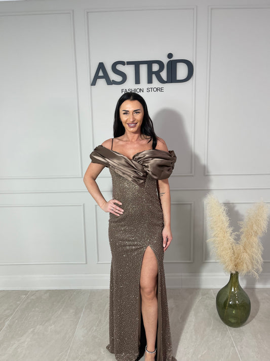 Rochie Mera lungă decolteu tip bărcuță și aplicații pietre și sclipici