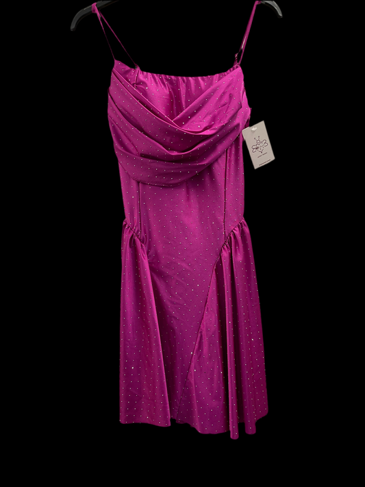 Rochie Eva scurtă în cloș cu aplicații pietre