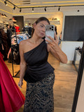 Rochie Aylin lunga cu bust satinat pe un umar si peplum in talie