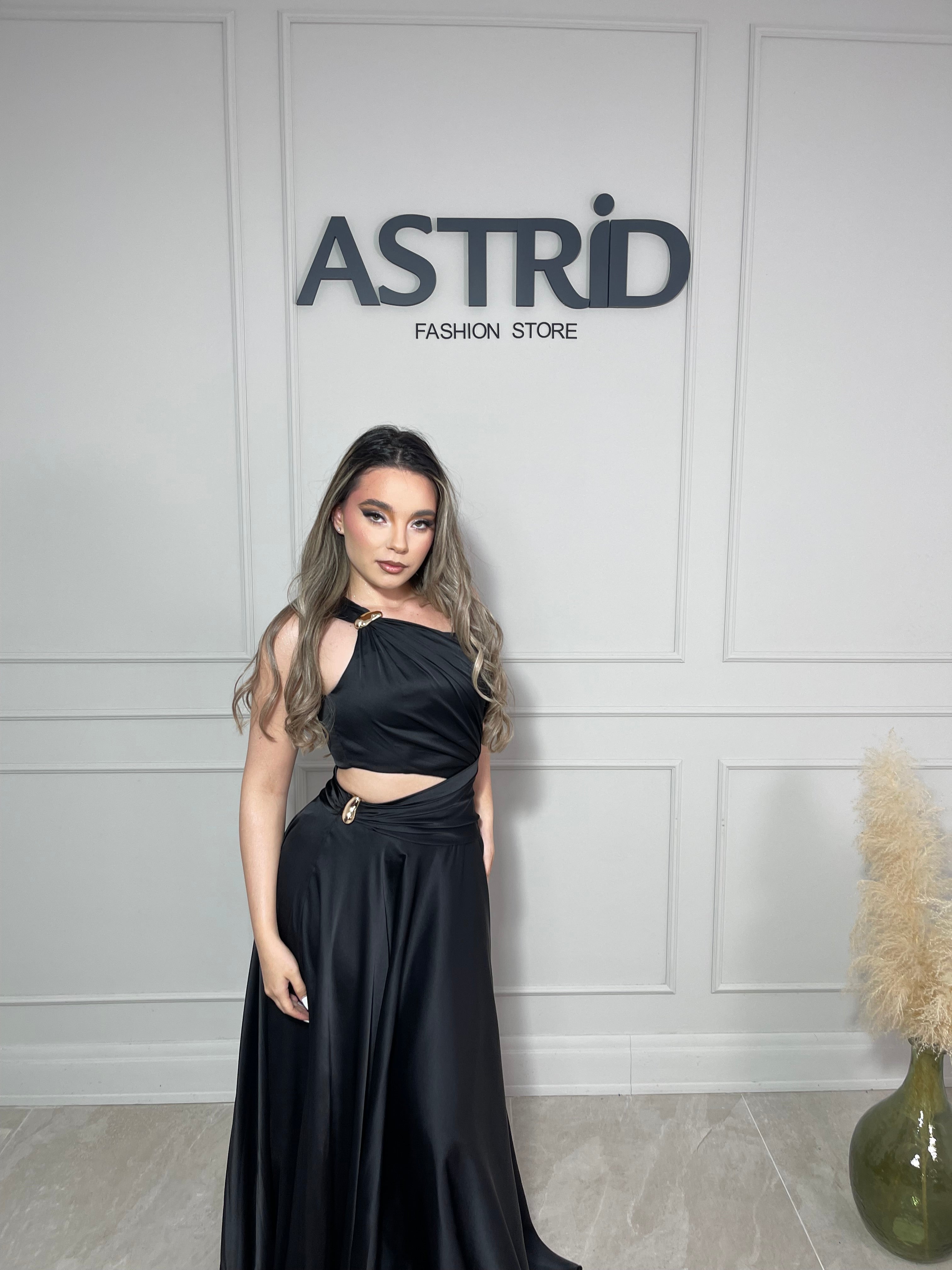 Rochie Wendy lungă din satin pe un umăr decupaj talie și accesoriu auriu