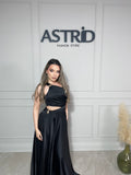 Rochie Wendy lungă din satin pe un umăr decupaj talie și accesoriu auriu