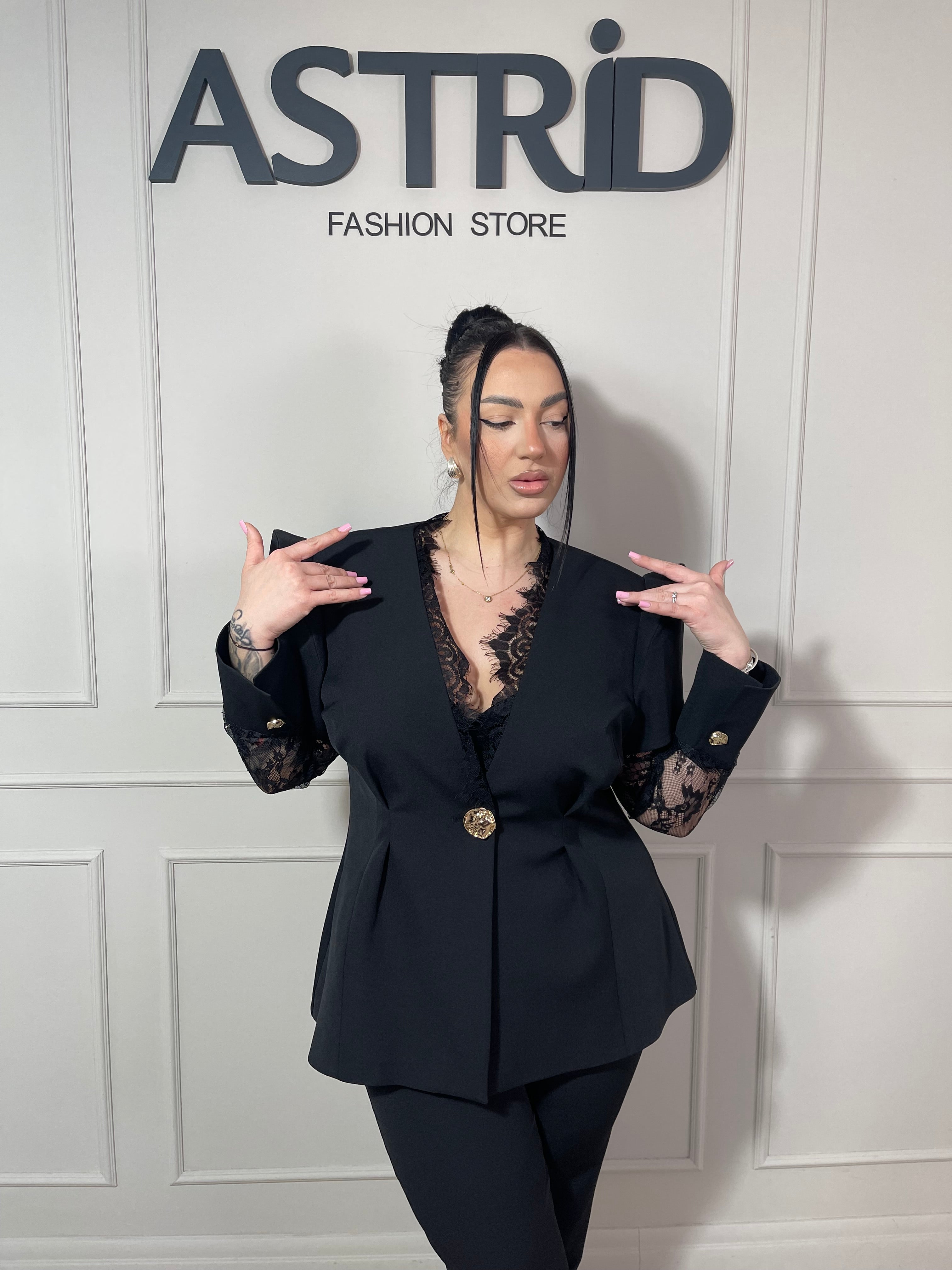 Compleu Gina sacou cu mânecă din dantelă și umeri bufanți