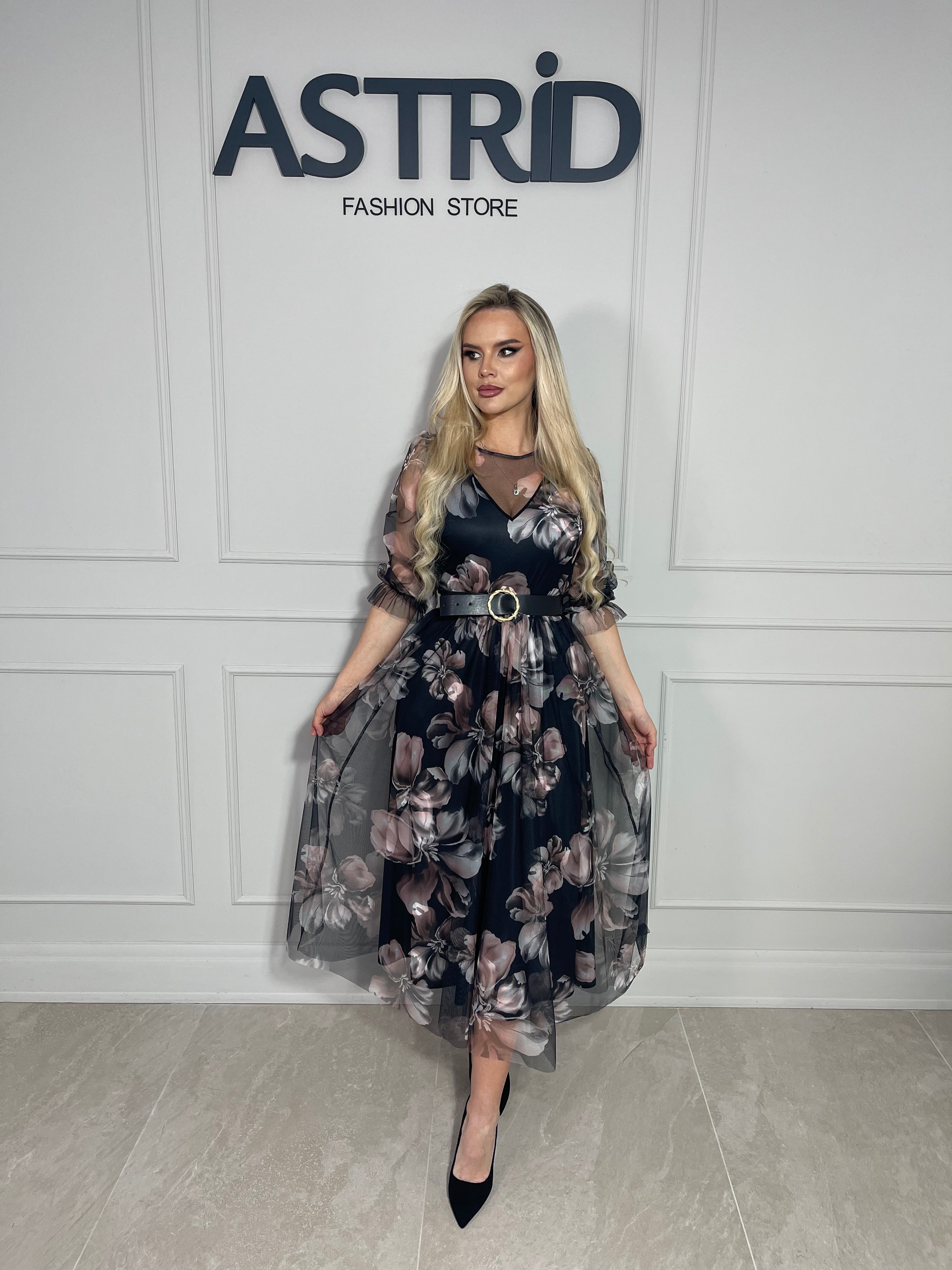 Rochie Patri midi, din voal cu imprimeu floral, cu croiala vaporoasă.