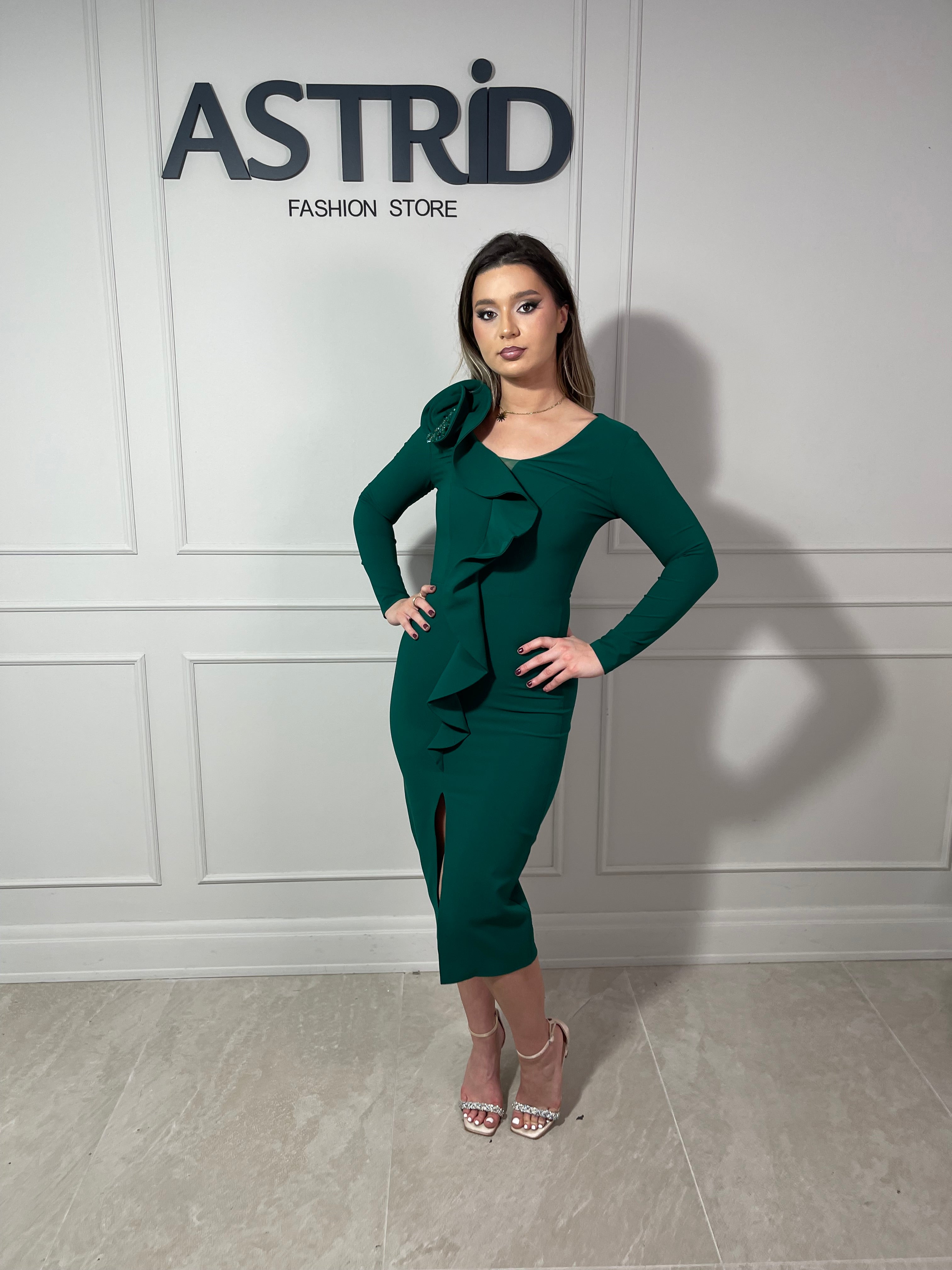 Rochie Anaya midi cu volane și floare pe umăr