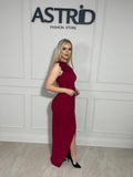 Rochie Ausy pe un umar cu accesoriu auriu in talie si crapatura pe picior