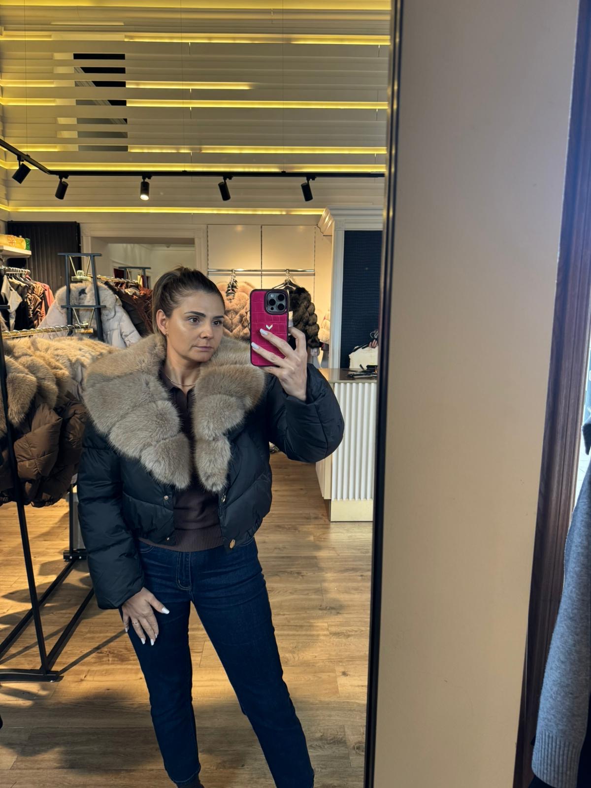 Geaca Eveline scurtă cu elastic în talie și blană la gât