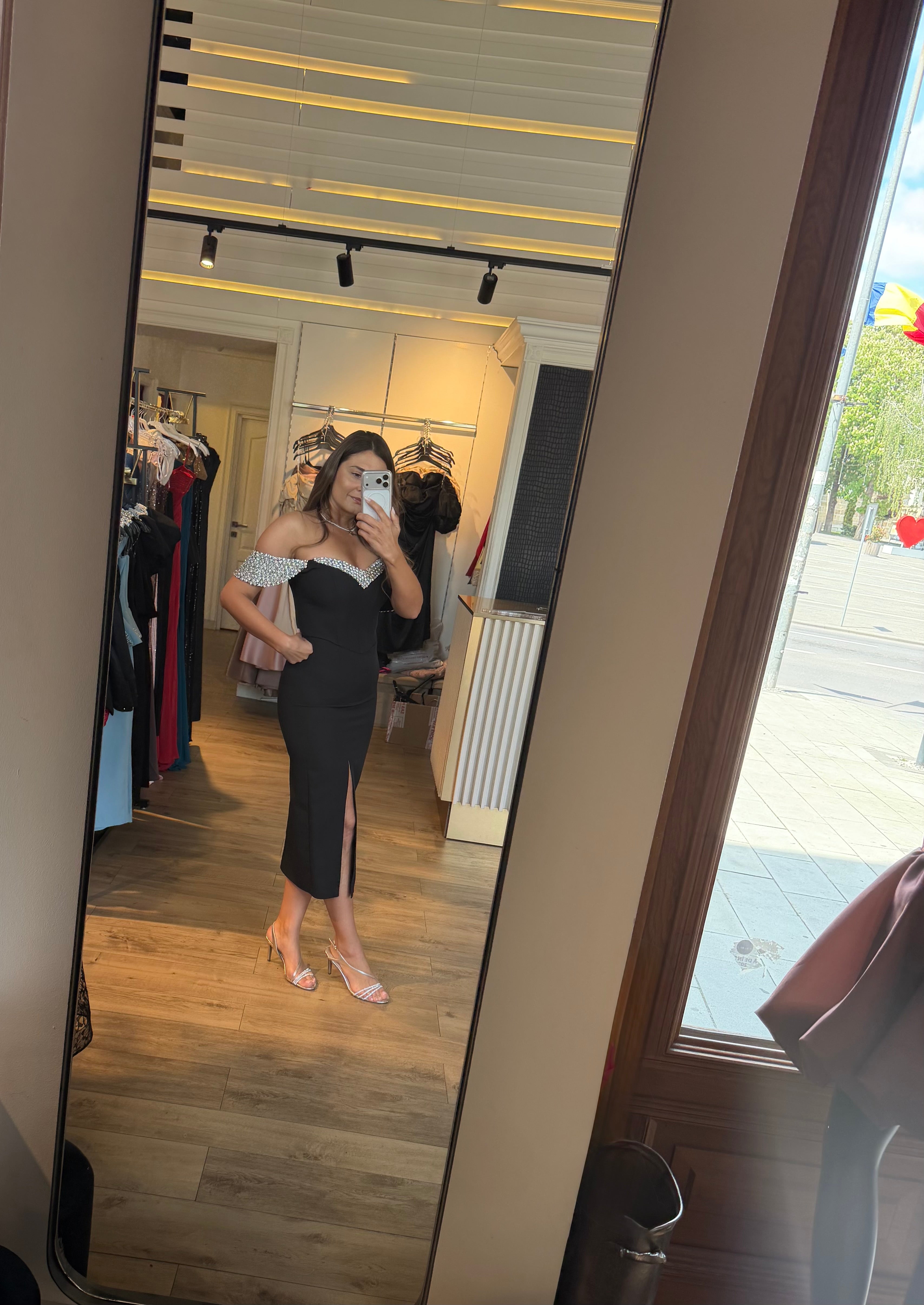 Rochie Adela midi cu aplicatii pietre argintii si umeri tip barcuta