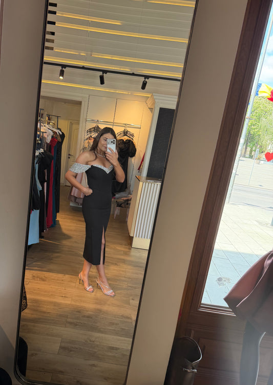 Rochie Adela midi cu aplicatii pietre argintii si umeri tip barcuta