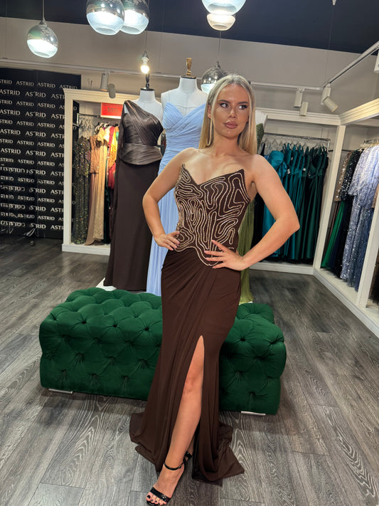 Rochie Brownie lunga cu corset insertii aurii si crapatura pe picior