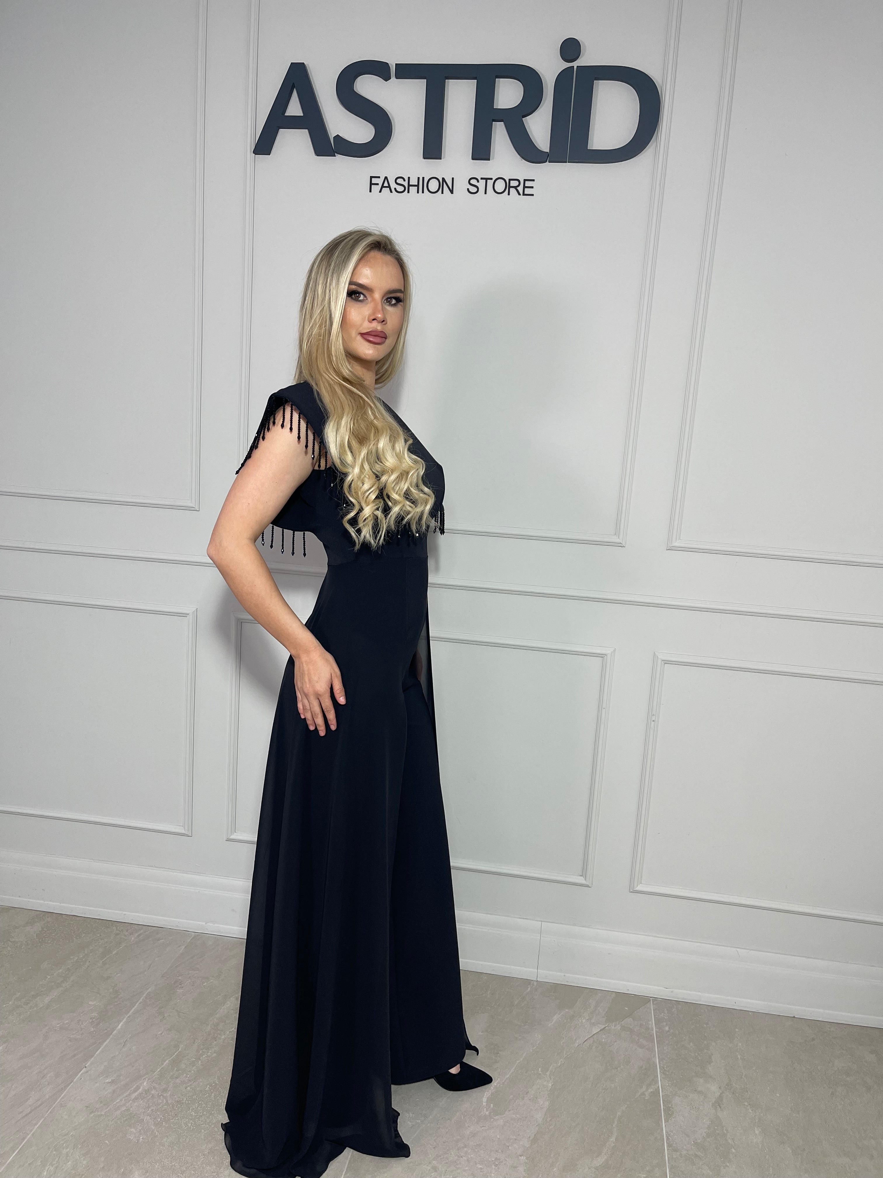 Salopetă Carla neagră, cu croiala amplă și talie evidențiată.