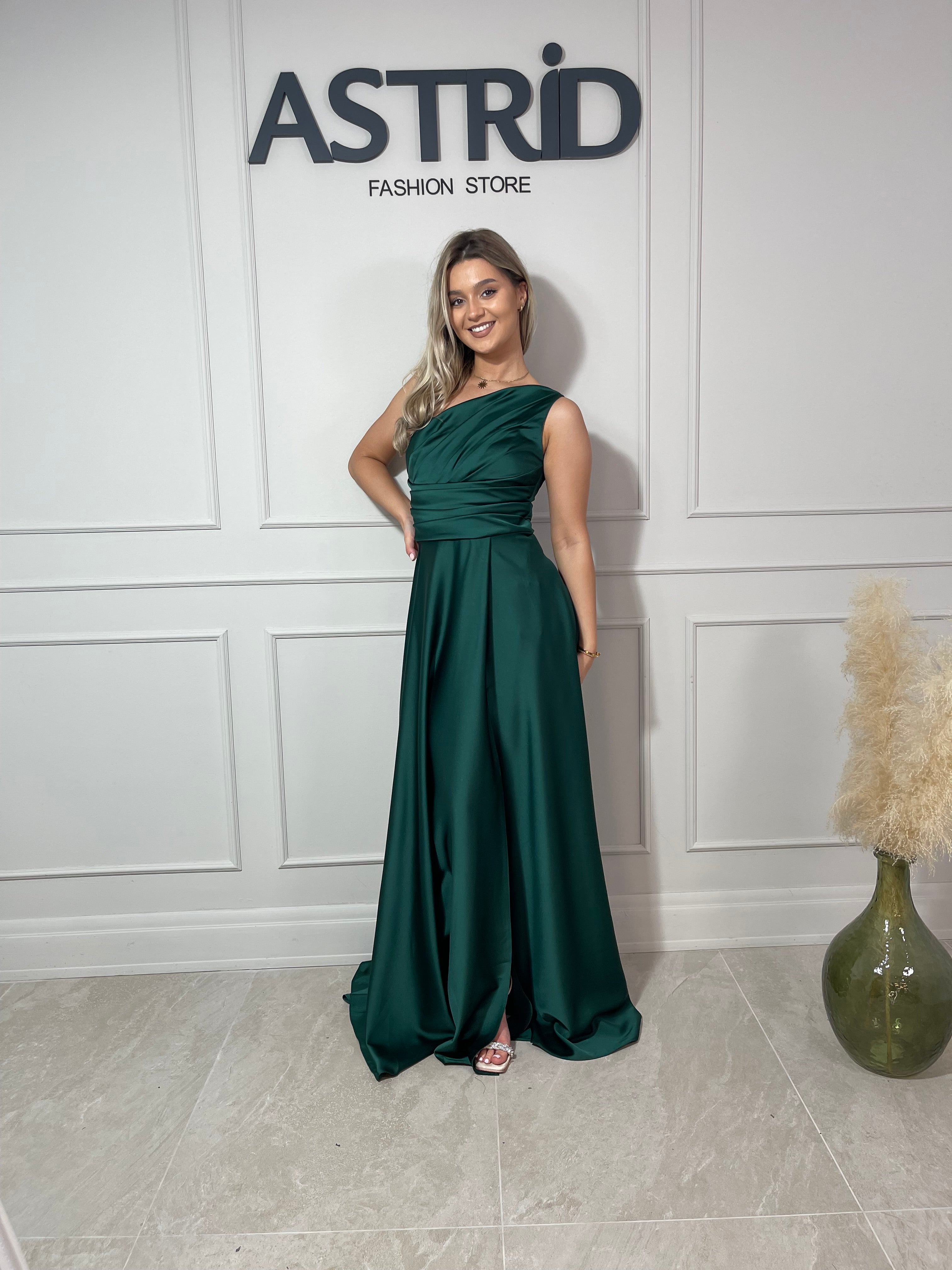 Rochie Jasmin lungă din satin pe un umăr falduri la bust și talie