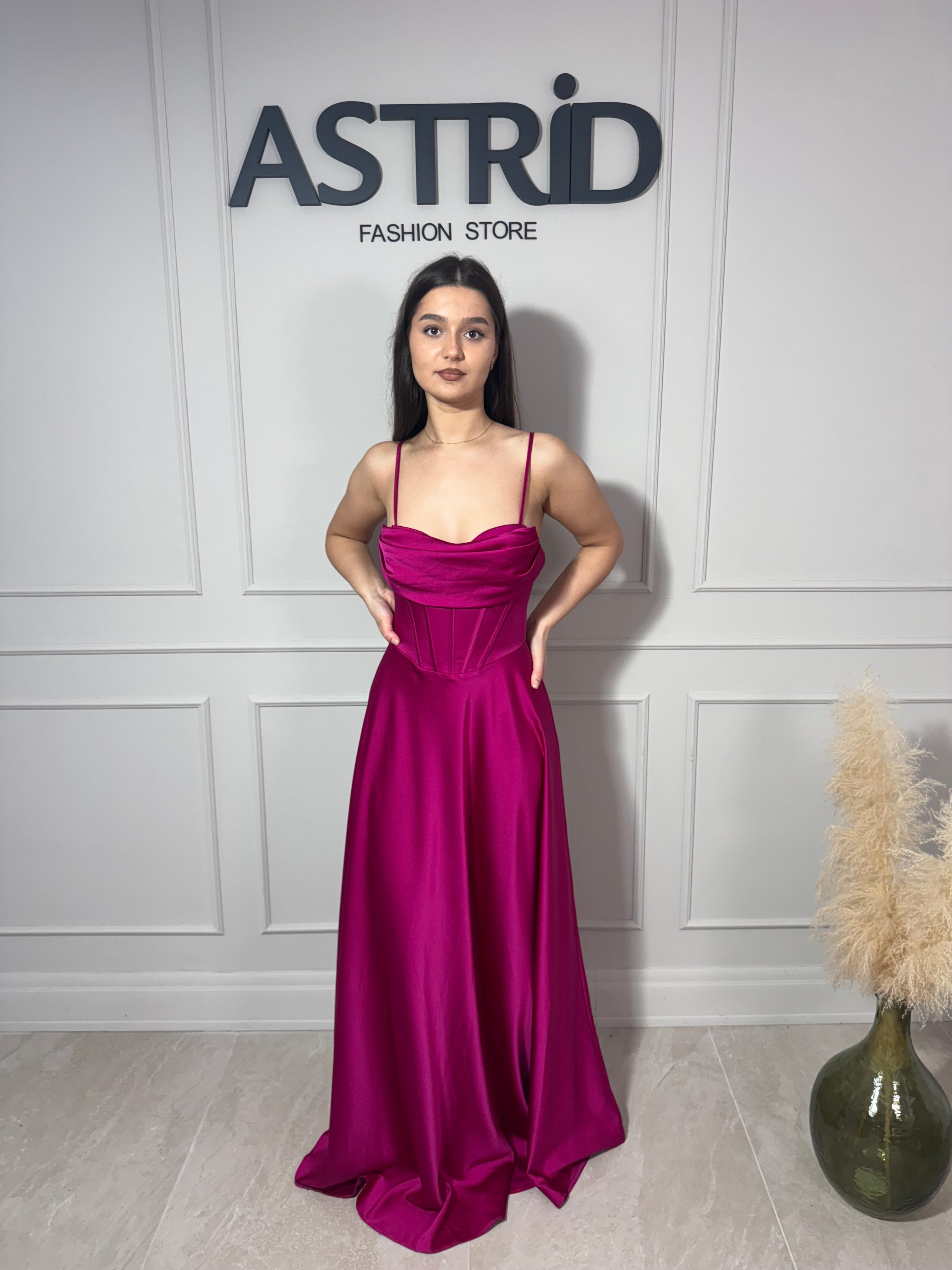 Rochie Erika lungă din satin în cloș cu corset la spate