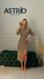 Rochie Audrey midi cu crapatura pe picior si brosa aurie decorativă