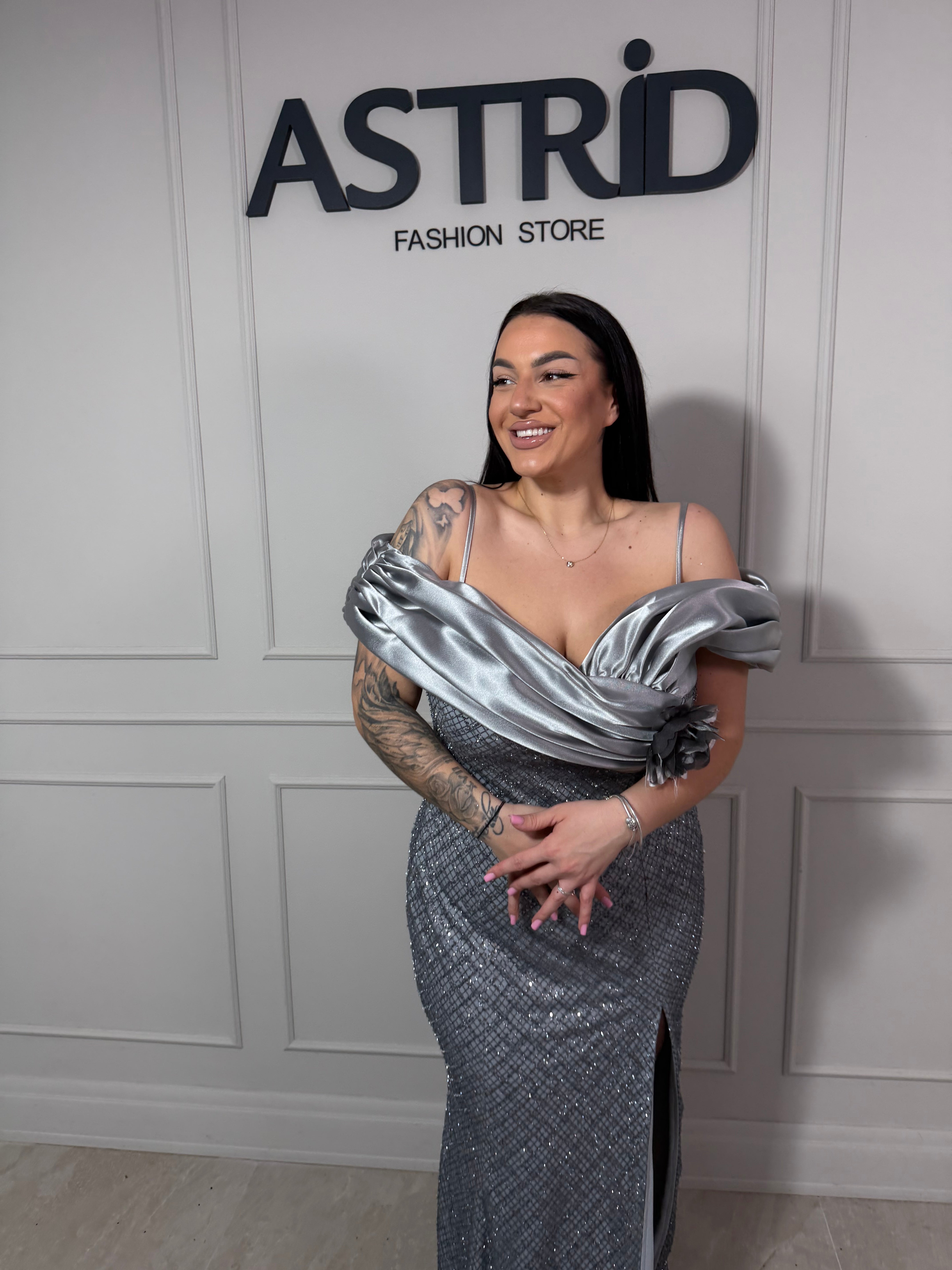 Rochie Monique lungă umăr căzut și aplicații paiete