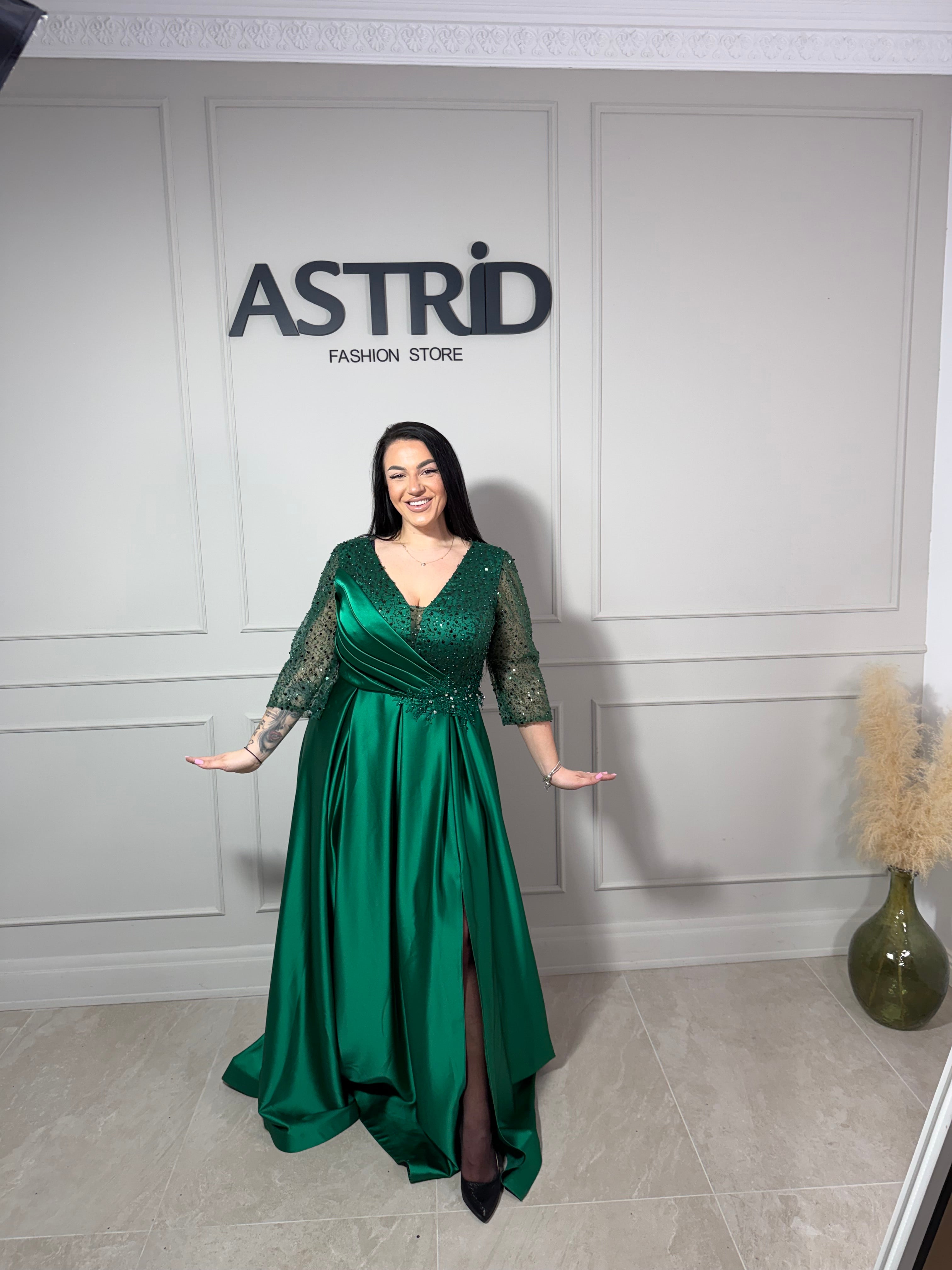 Rochie Helga lungă din satin aplicații paiete și mânecă 3/4