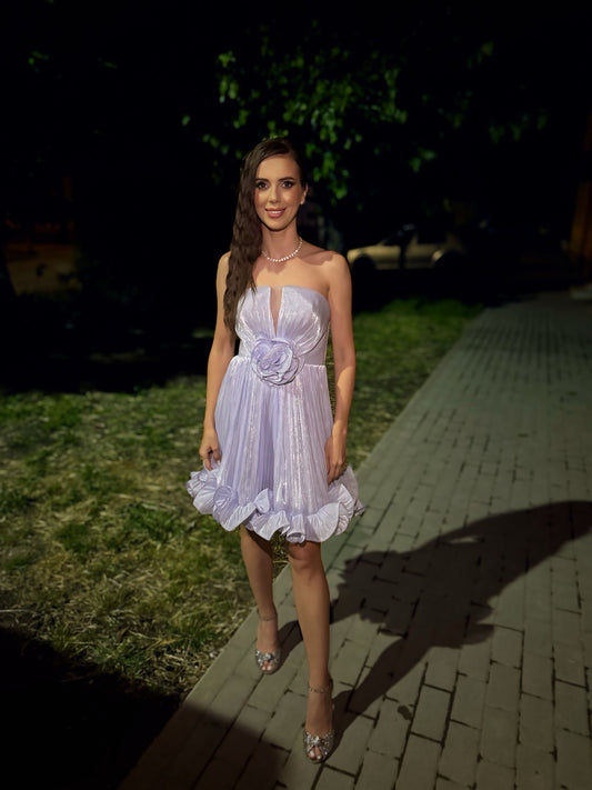 Rochie Ella scurtă plisată tip corset floare în talie și volanase
