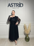 Rochie Iris, elegantă neagră, cu croiala fluidă și lungime midi.