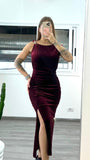 Rochie Sandra midi din catifea cu accesoriu auriu pe umăr și crăpătură pe picior