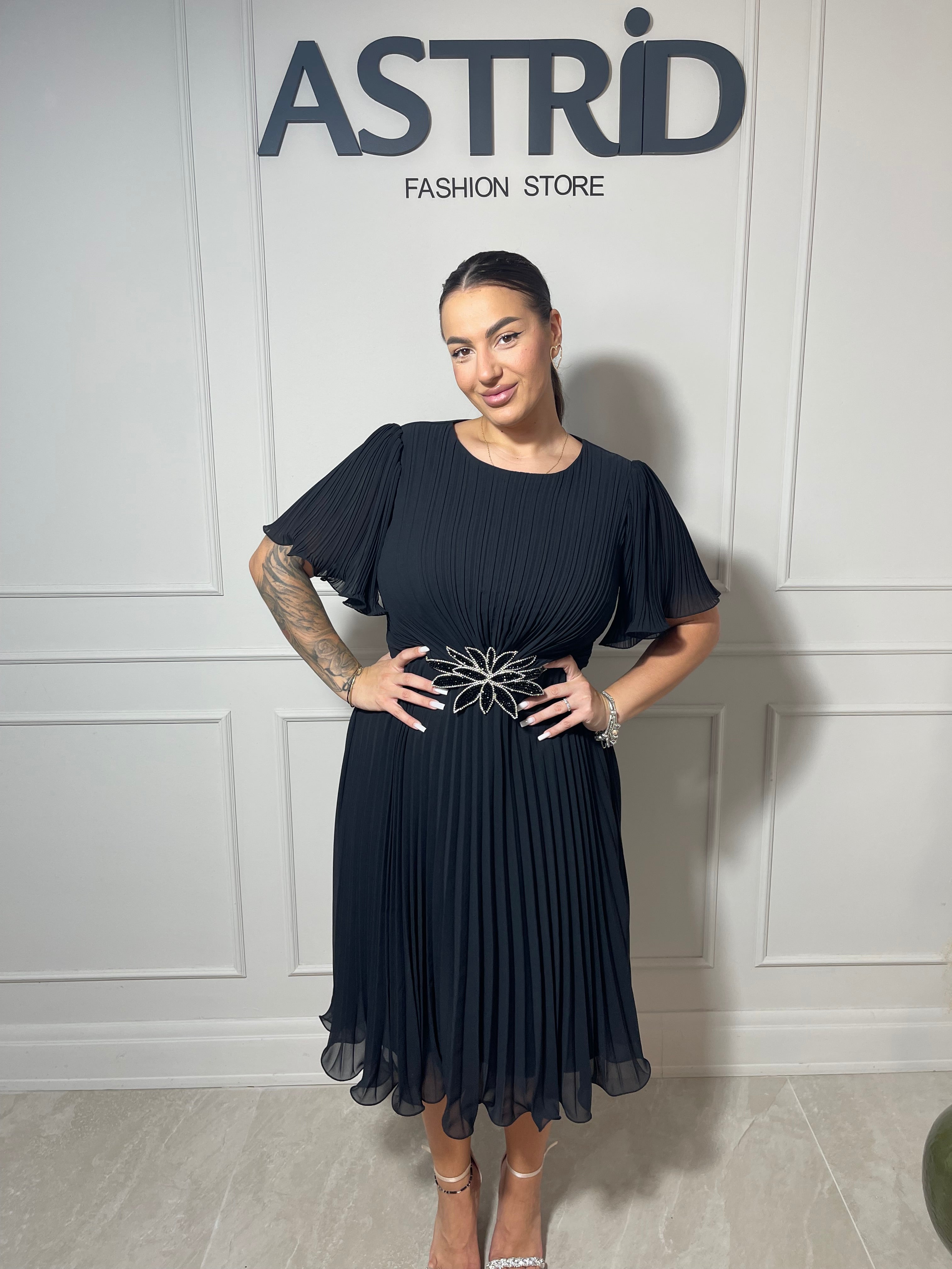 Rochie Luna plisată neagră cu mânecă clopot și pietre în talie
