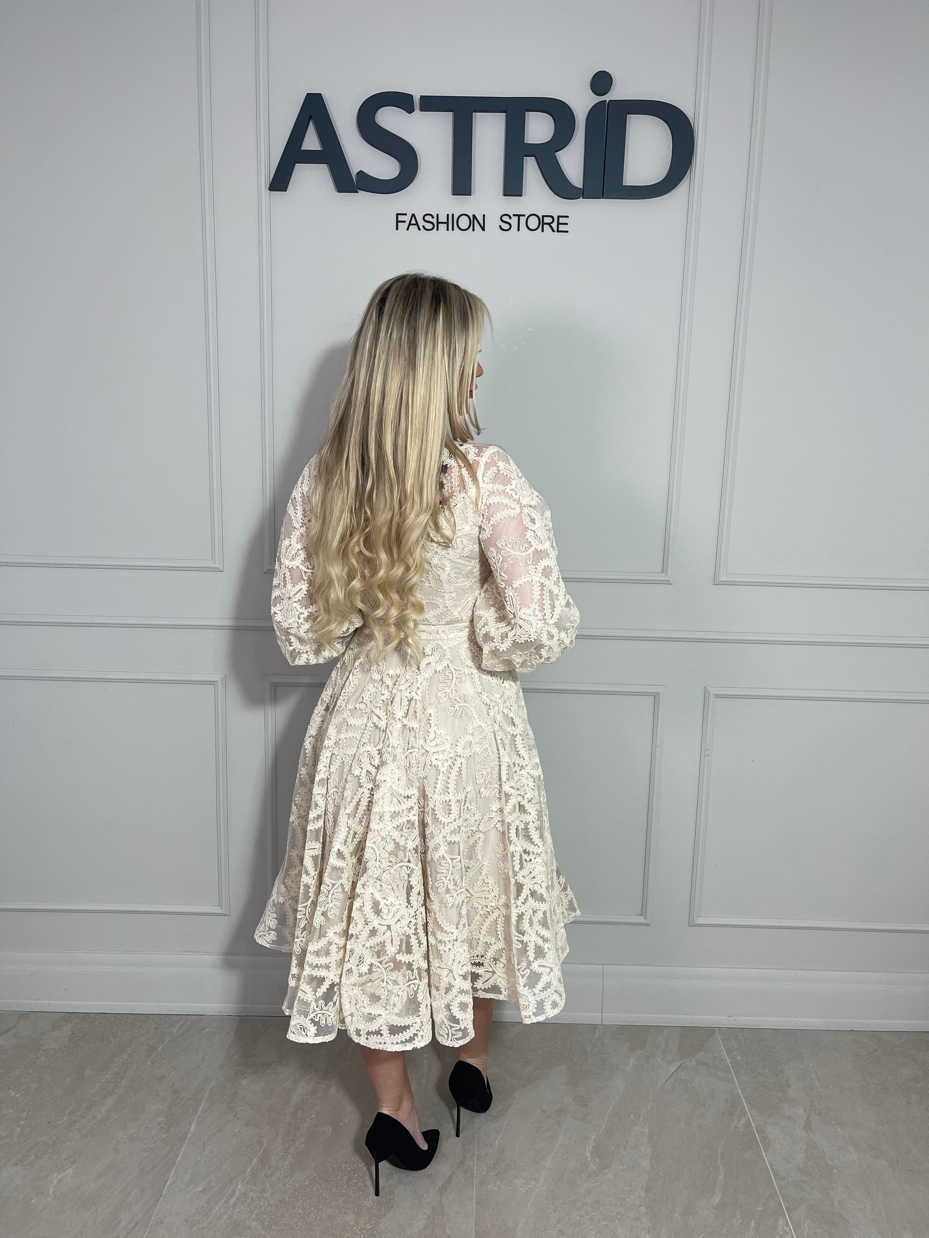 Rochie Karla ivory, elegantă midi, cu croiala lejeră și feminină, cu model floral.