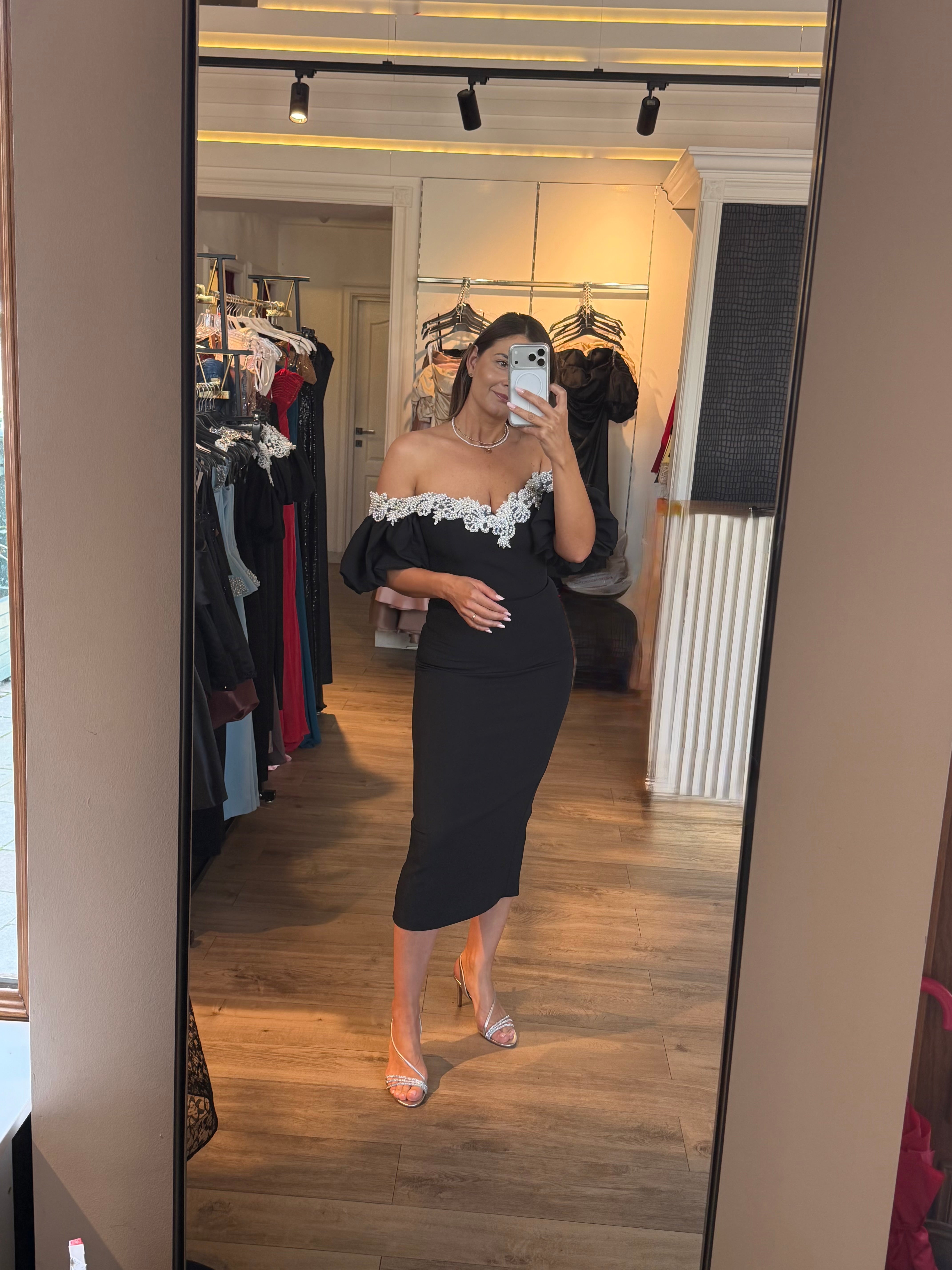 Rochie Celia midi neagra pe corp accesorizata cu perle si maneci bufante
