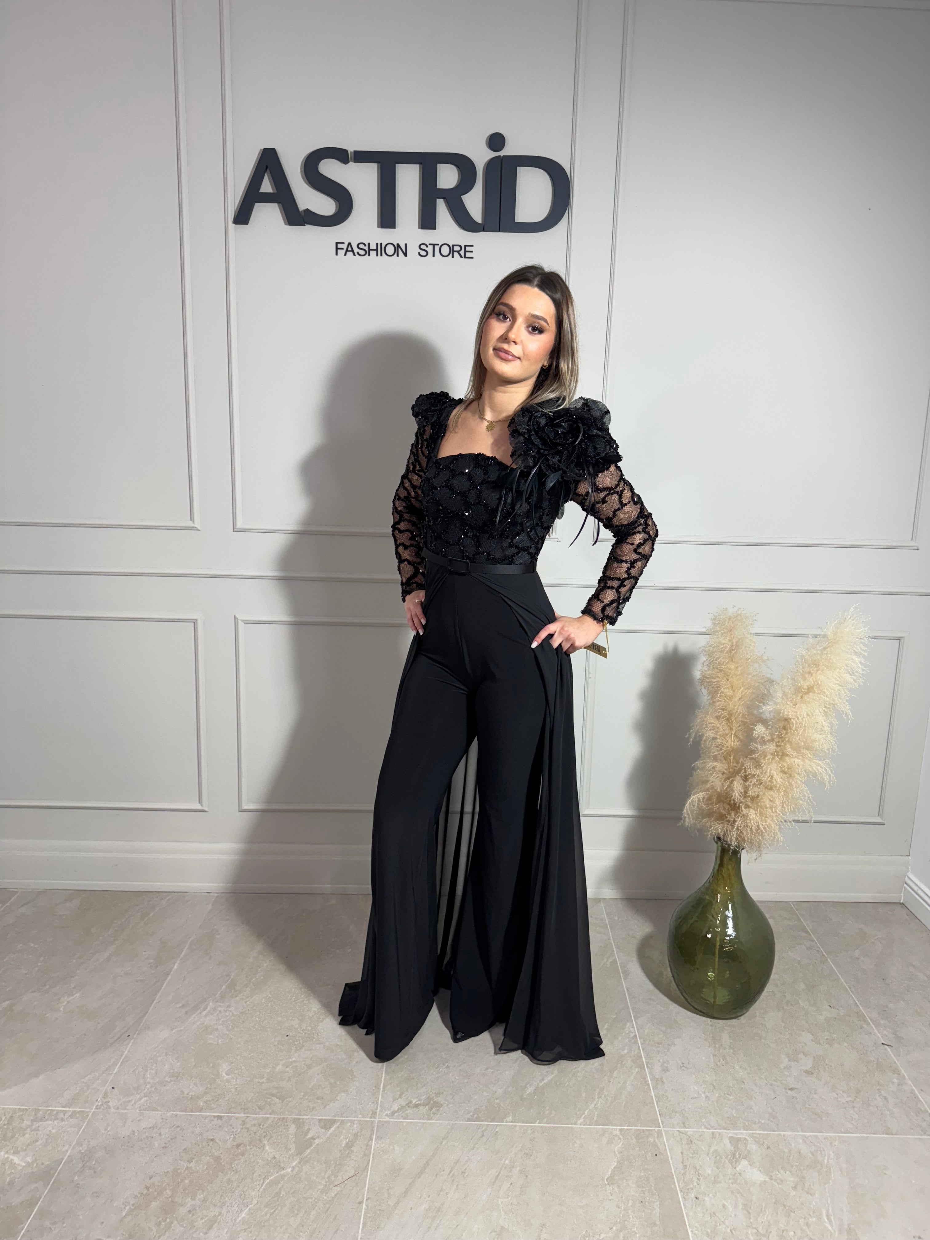 Salopetă Clara mânecă lungă voal peste pantalon și floare pe umăr