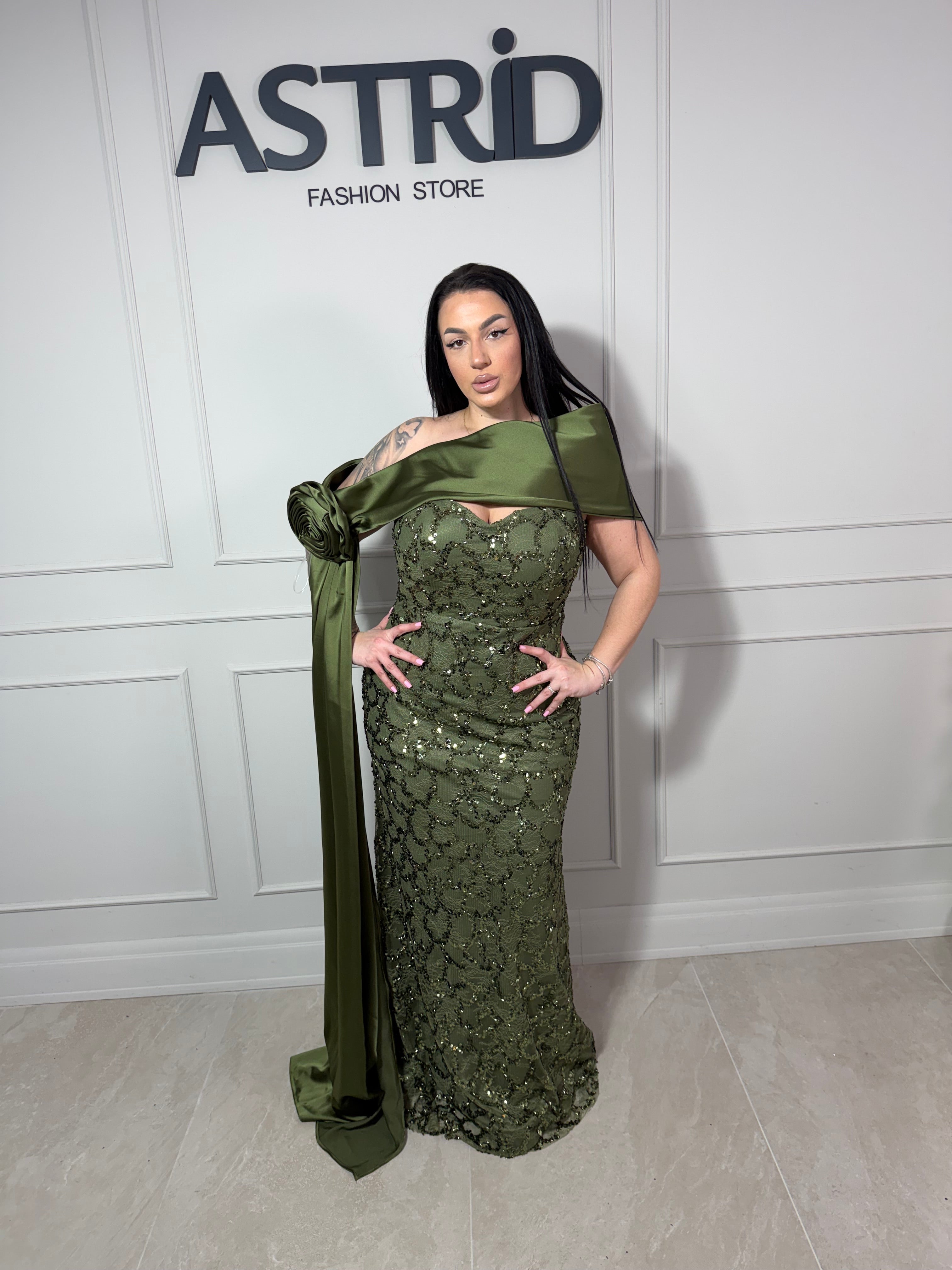 Rochie Dara lungă cu paiațe și trena laterală din satin