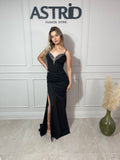 Rochie Grațiela lungă falduri în talie aplicații pietre la bust și accesorizata cu mănuși