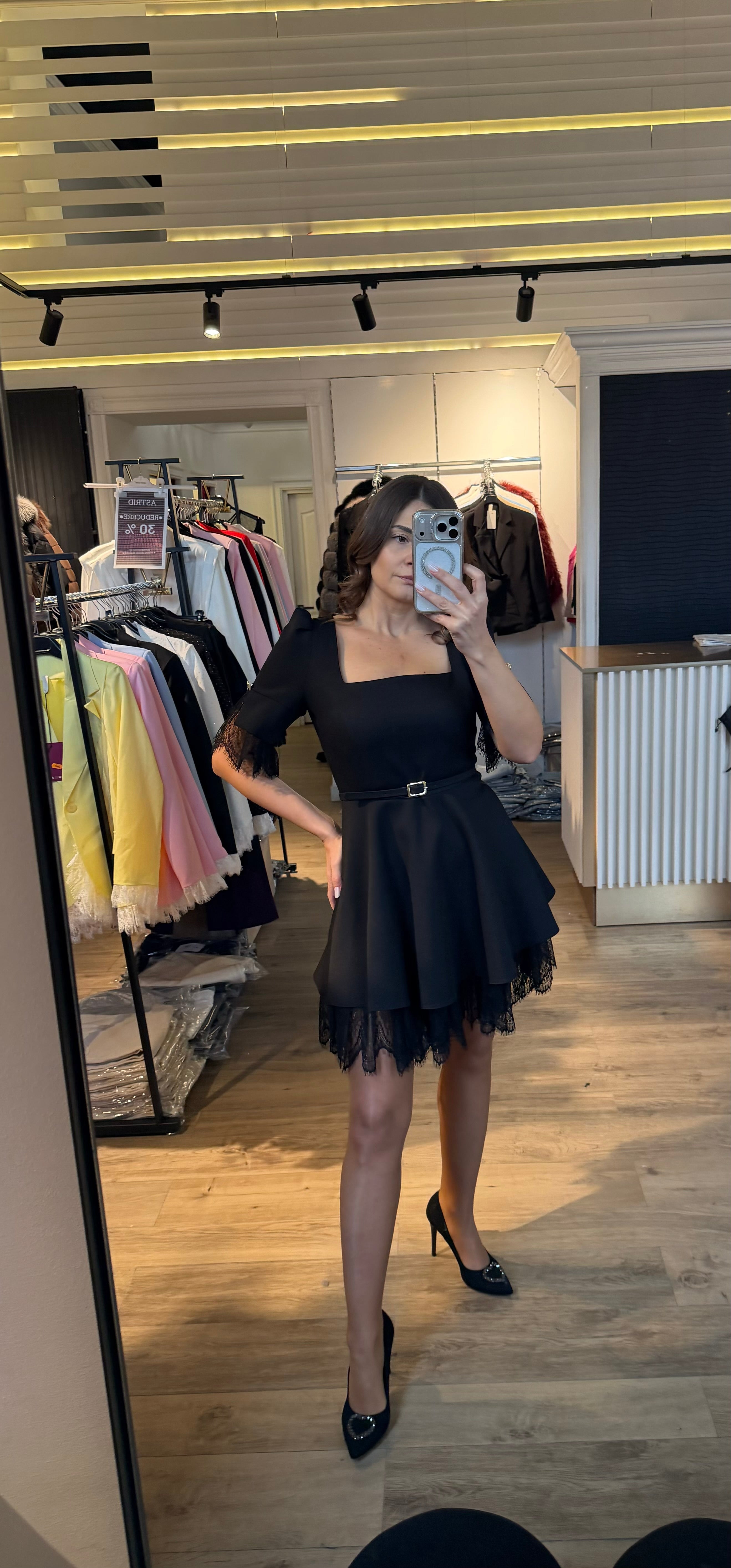 Rochie Eve scurtă în cloș cu dantelă și curea în talie