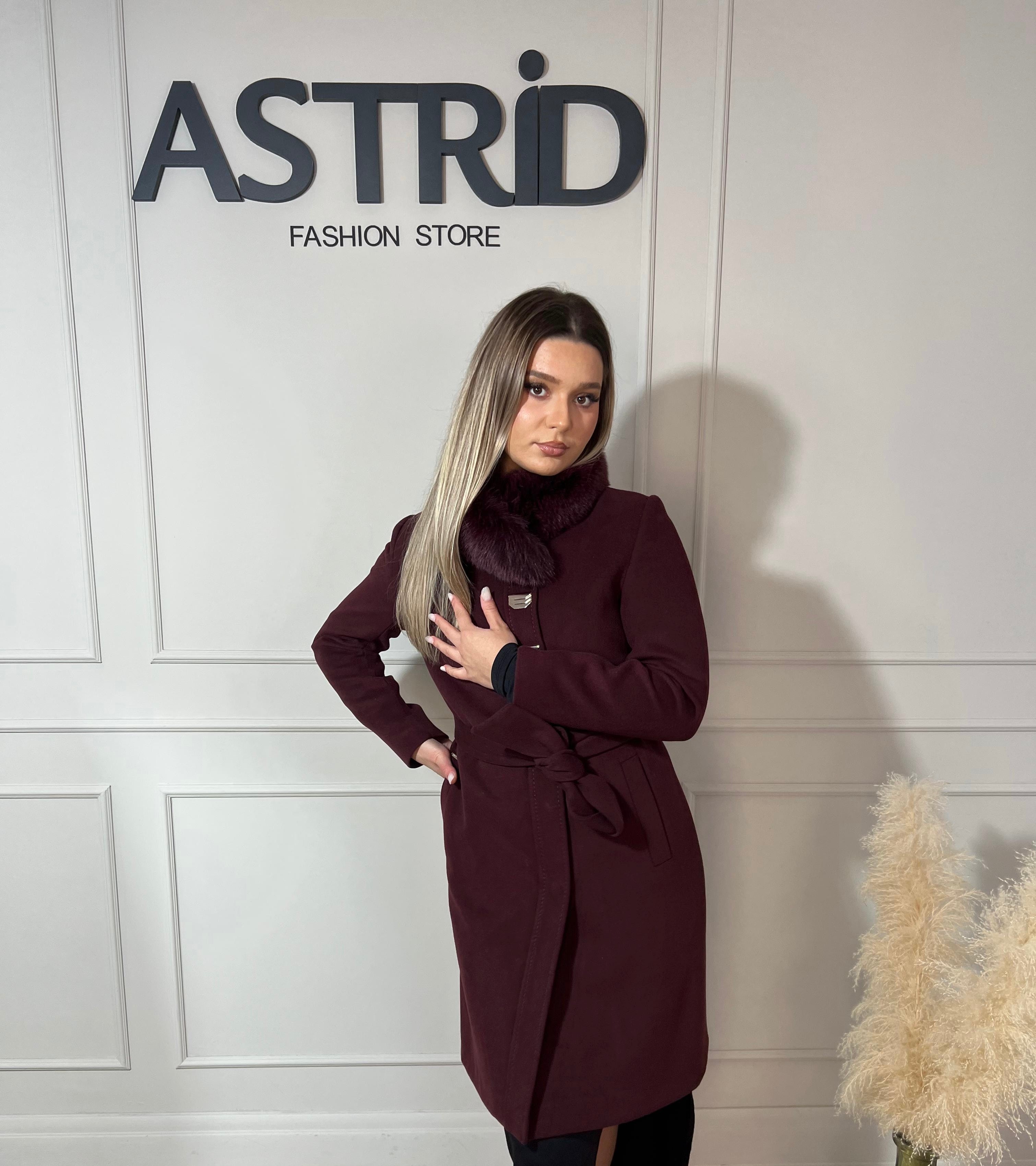 Palton Mira din cașmir cu blană naturală și cordon în talie