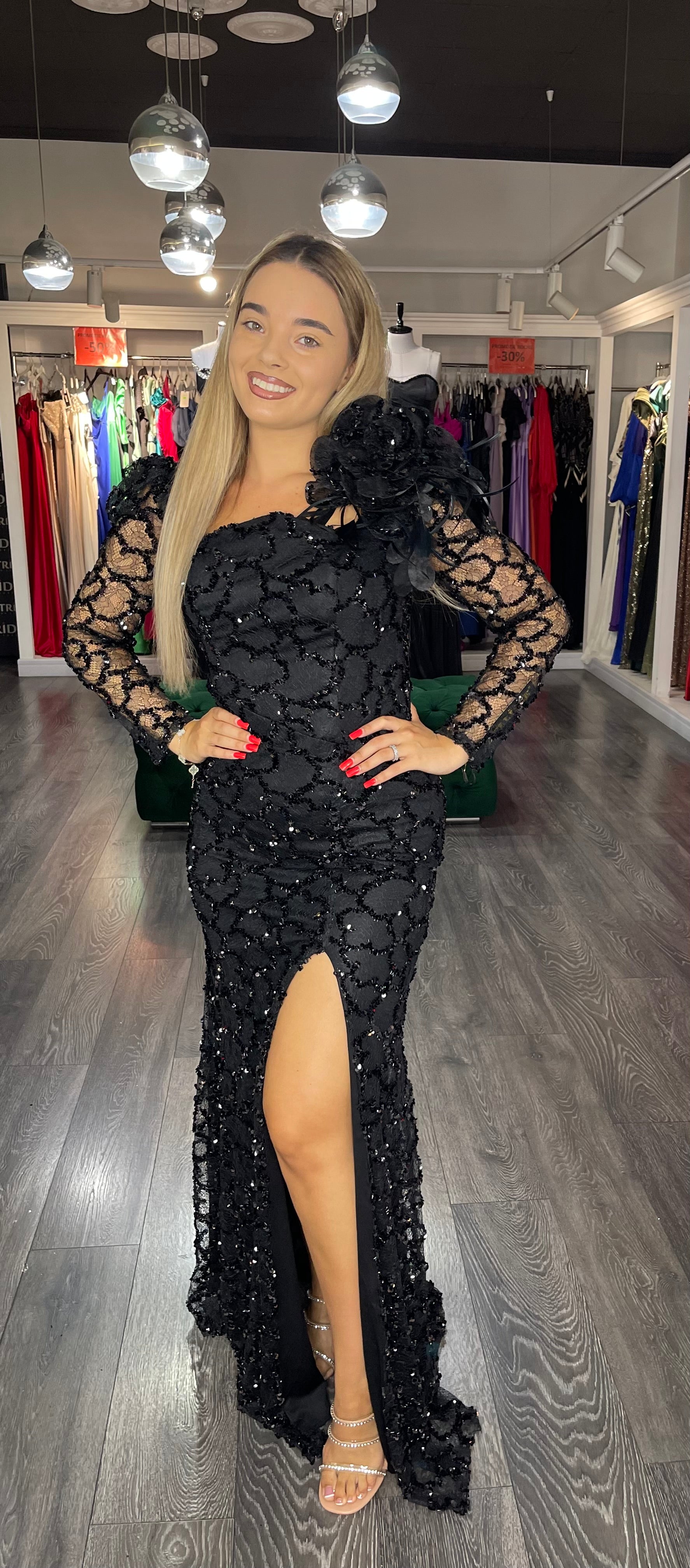 Rochie Valery aplicații sclipici mânecă lungă și floare pe umăr