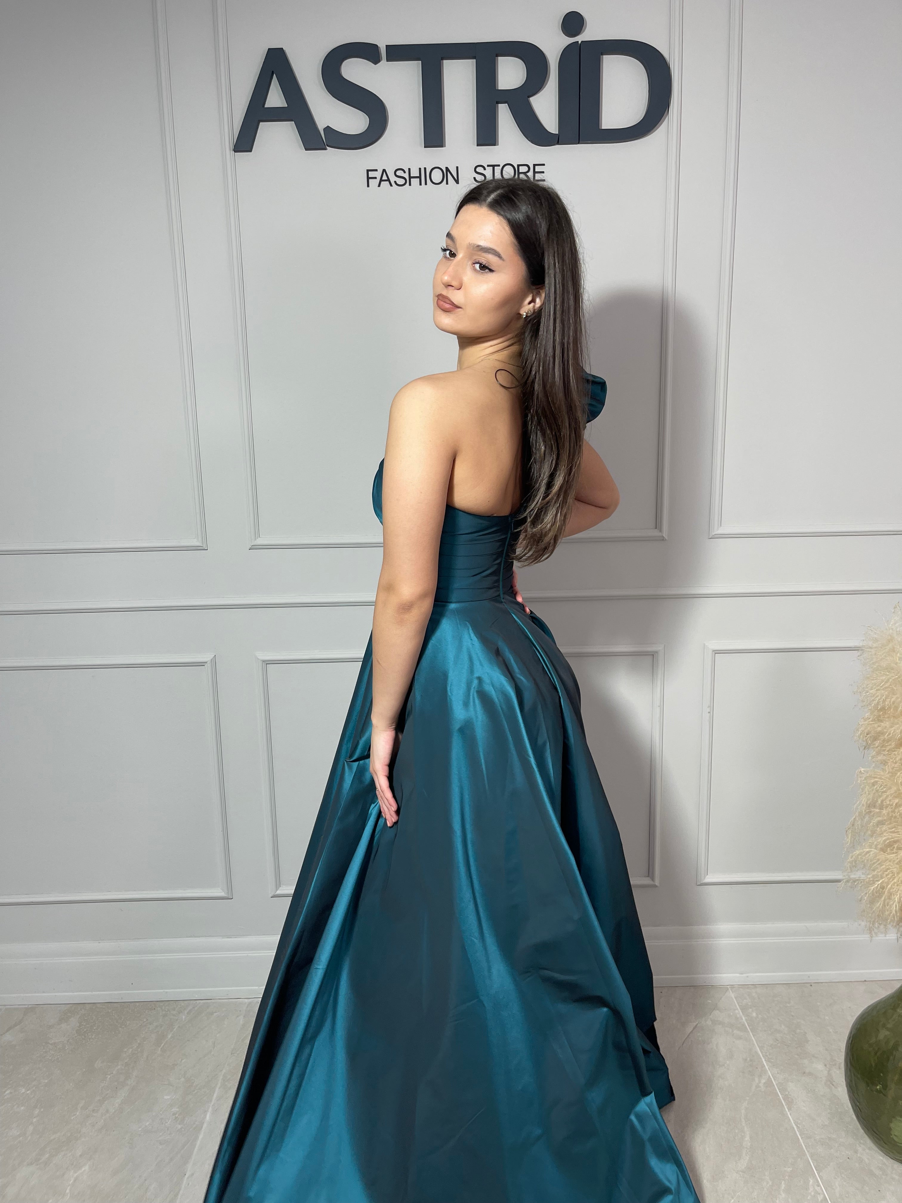 Rochie Gloria lungă din tafta pe un umăr și crăpătură pe picior