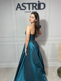 Rochie Gloria lungă din tafta pe un umăr și crăpătură pe picior