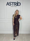Rochie midi elegantă, într-o nuanță intensă de maro, cu croială cambrată și umeri structurați.