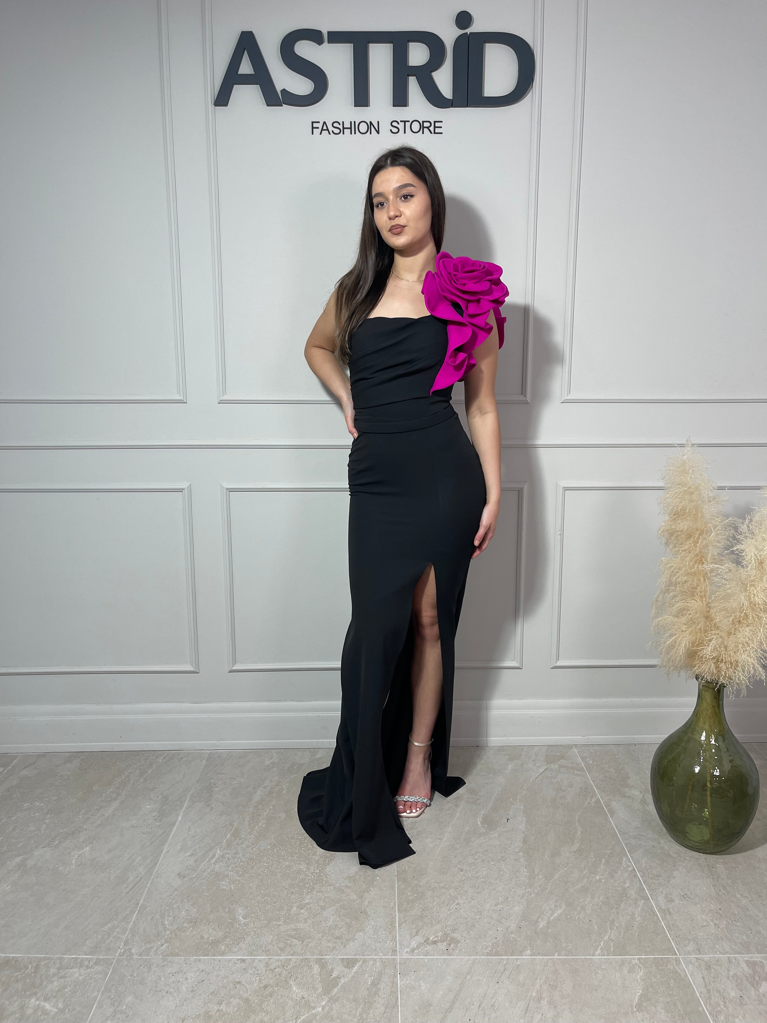 Rochie Eliza lungă neagră accesorizata cu floare mare pe umăr
