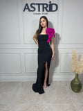 Rochie Eliza lungă neagră accesorizata cu floare mare pe umăr
