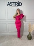 Rochie Sofia midi fucsia funda din satin pe umăr