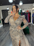 Rochie Emine lungă aplicații sclipici și pene trena laterală și crăpătură pe picior