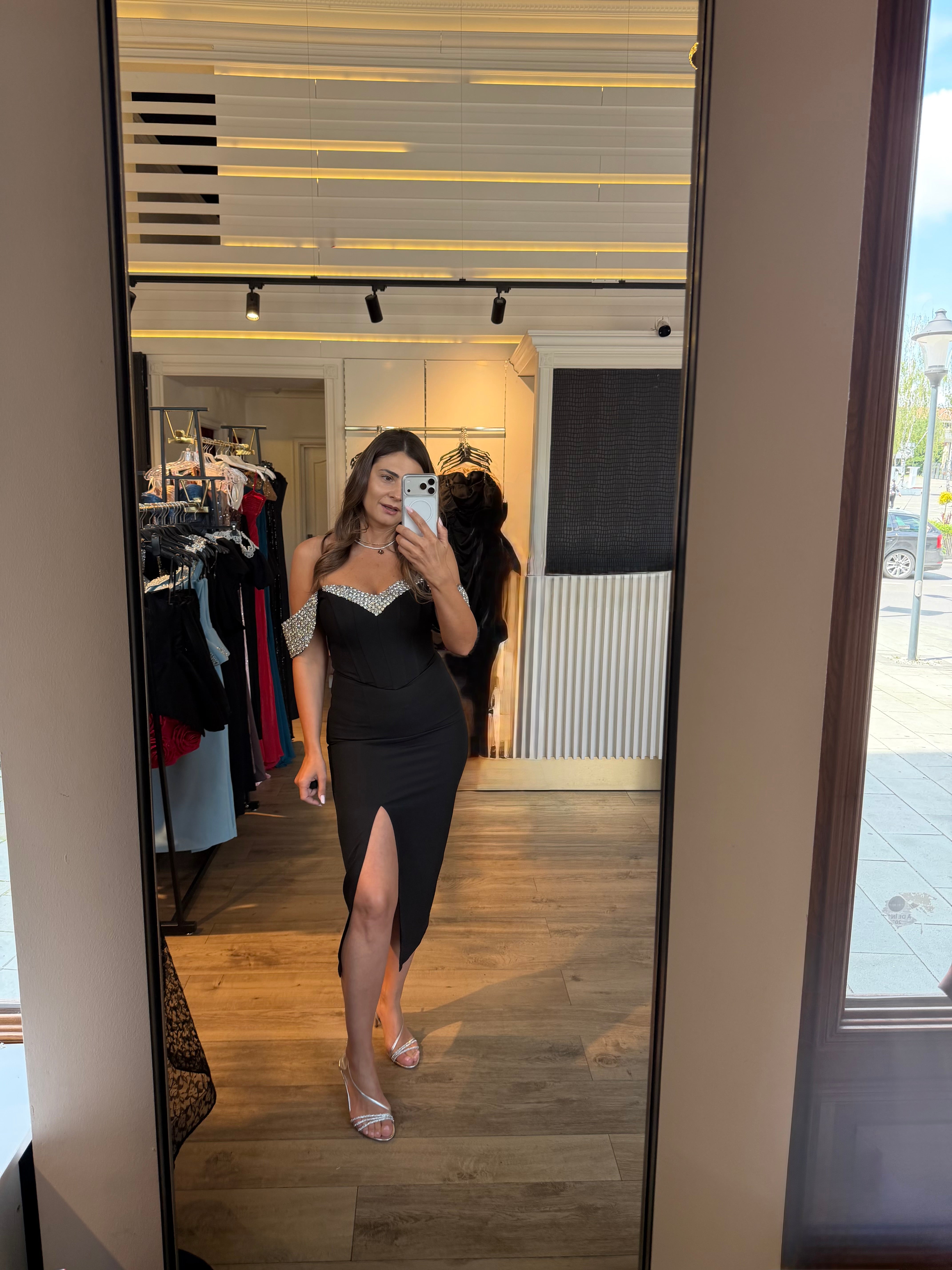 Rochie Adela midi cu aplicatii pietre argintii si umeri tip barcuta