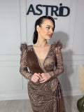 Rochie Scarlett lungă pe corp cu mânecă lungă aplicații sclipici și pietre trenă laterală