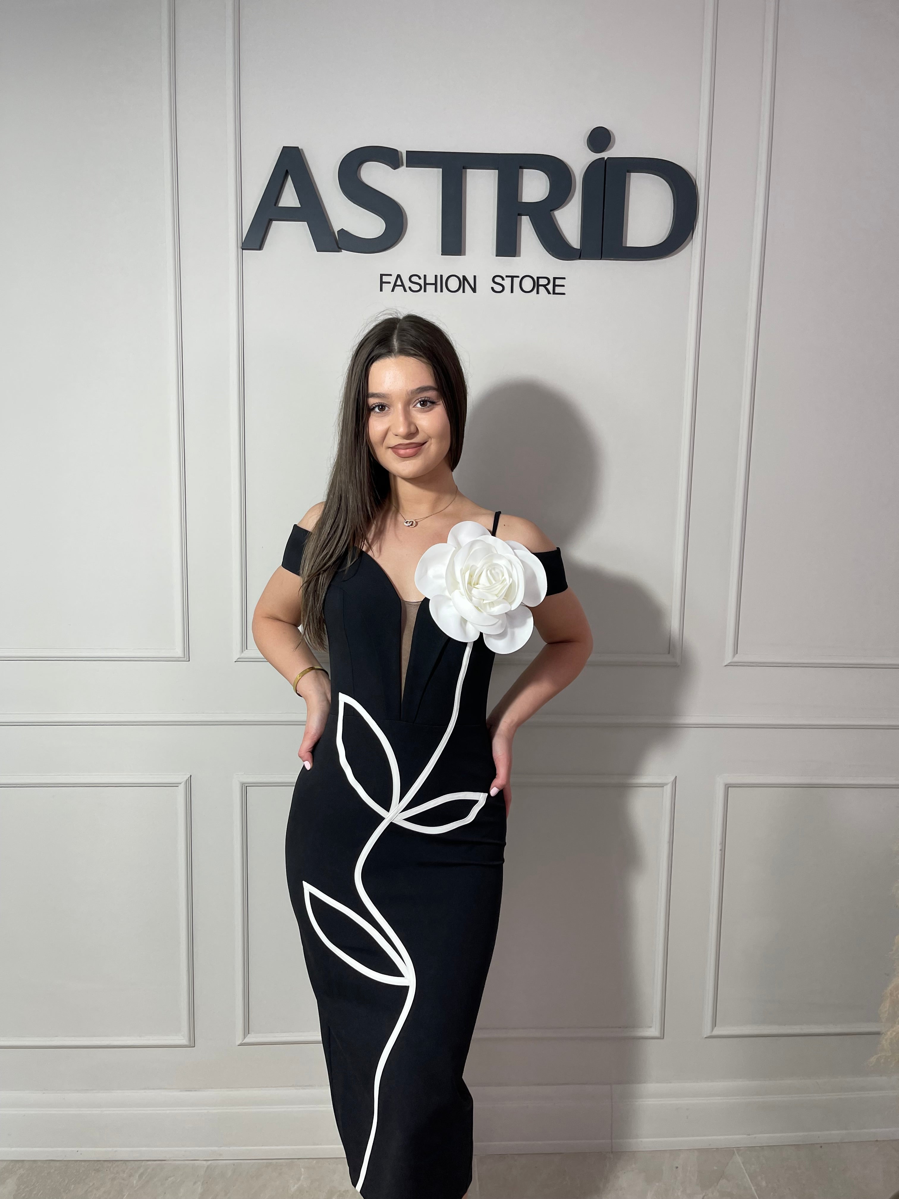 Rochie Amina midi neagră cu umeri căzuți și floare pe umăr