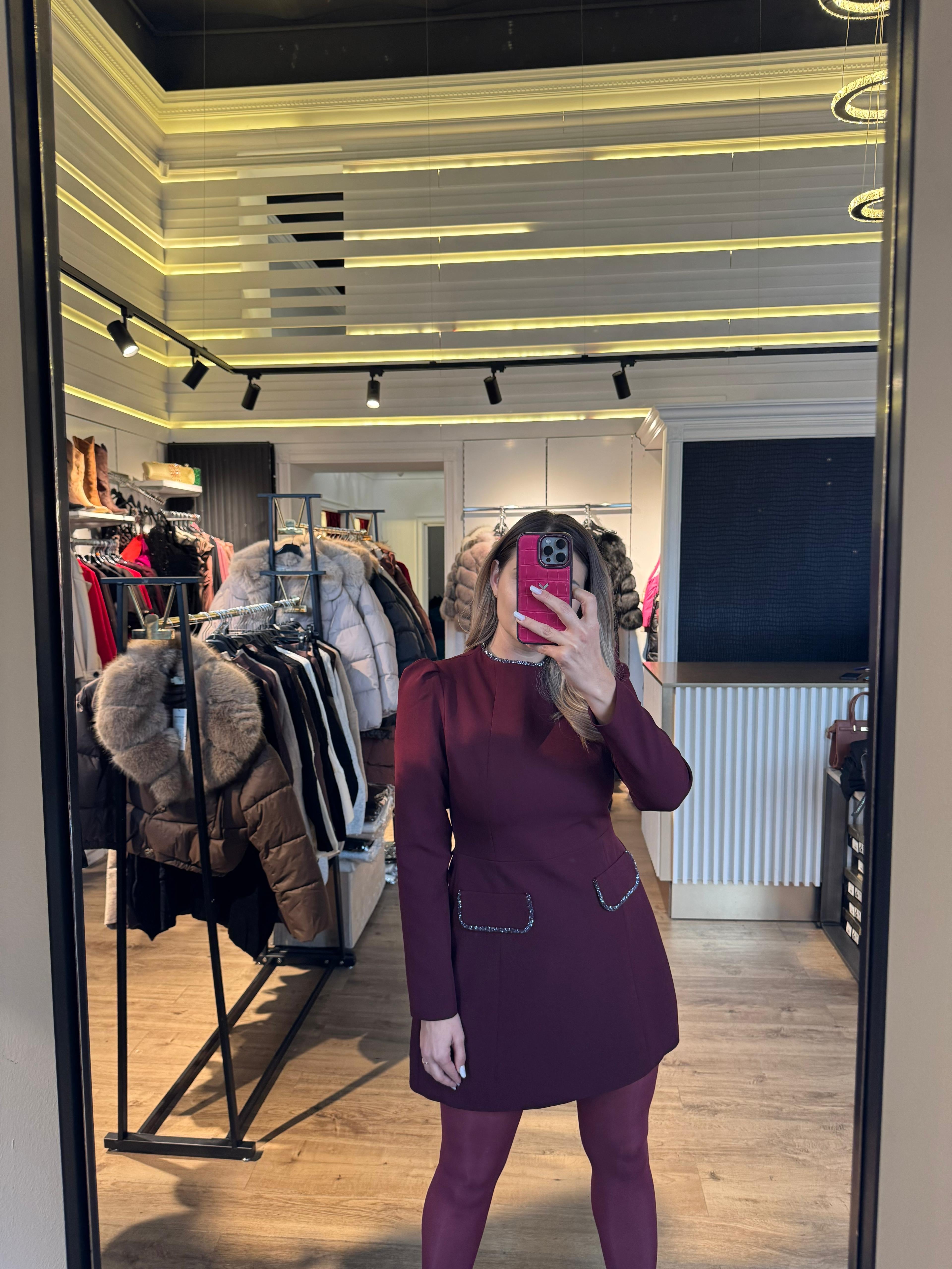 Rochie Nora scurtă cu buzunare și aplicații pietre