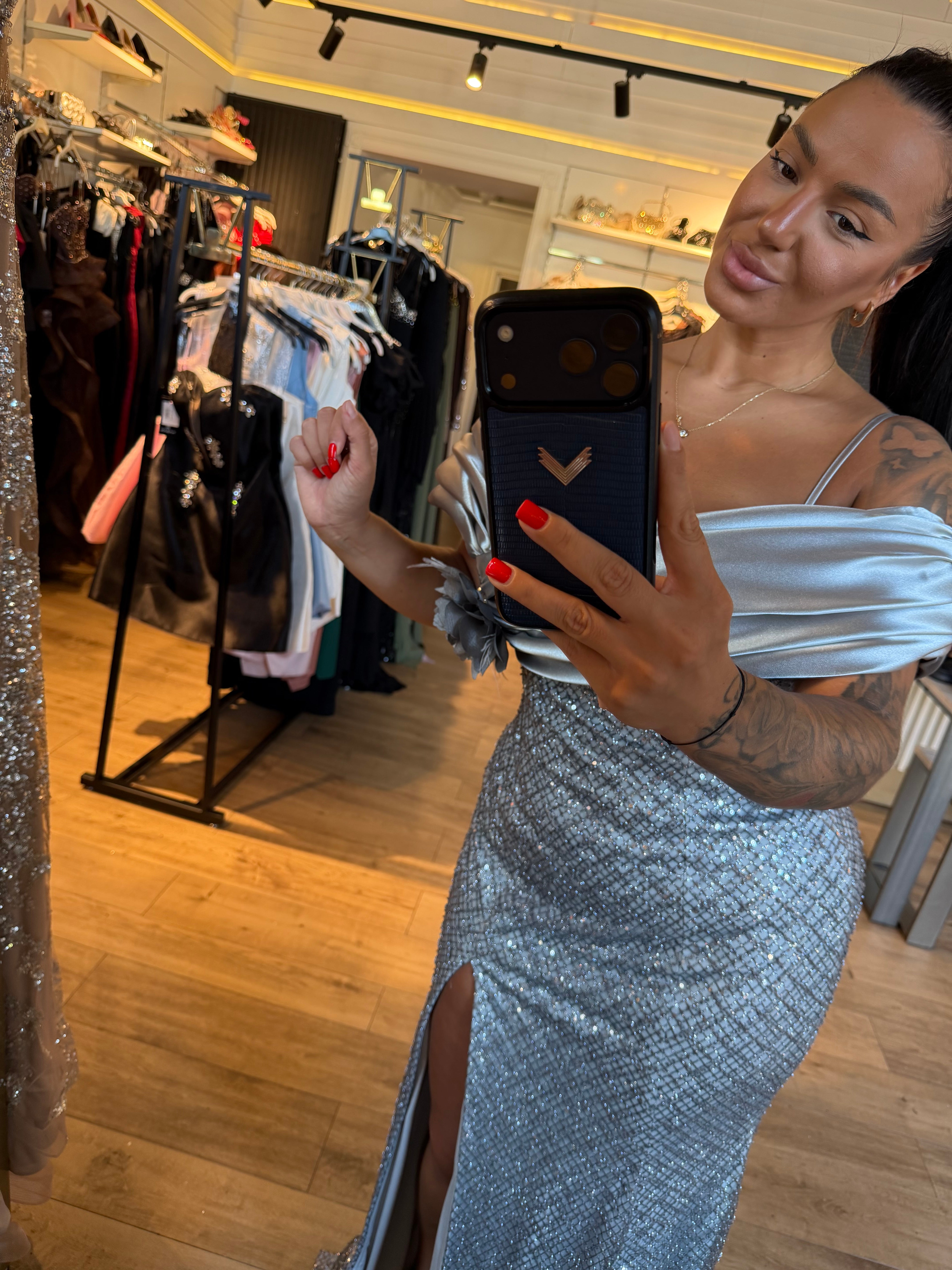 Rochie Silver lunga cu aplicatii pietre si perle cu maneci tip barcuta